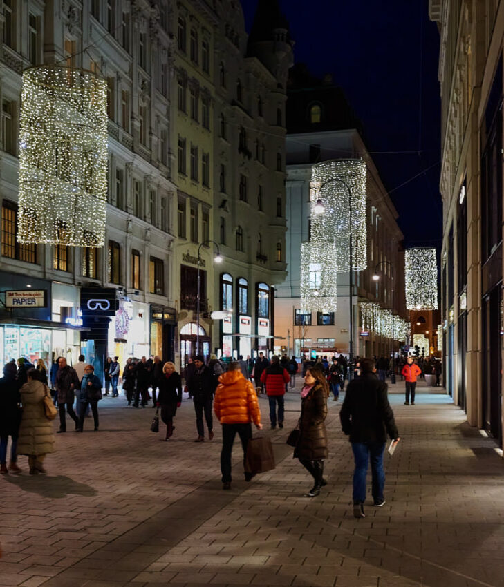Viele Menschen sind in einer Geschäftsstraße unterwegs.