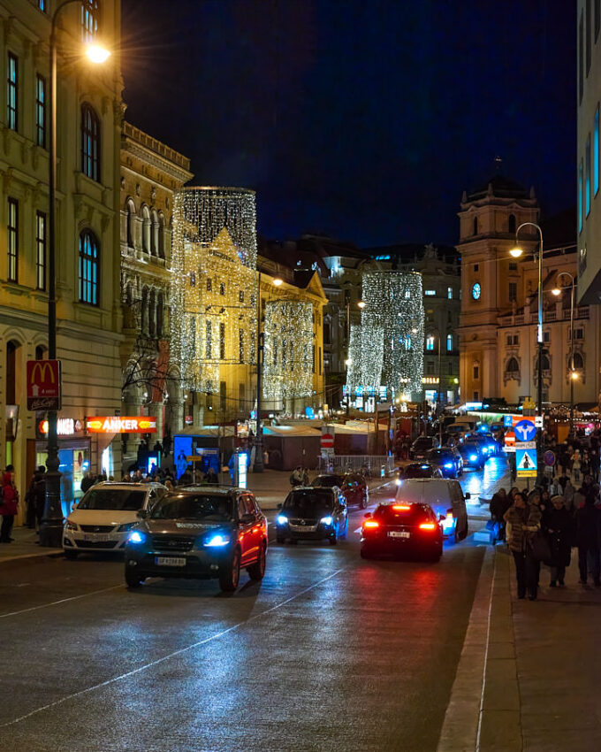 Eine Straße mit Autos und Menschen