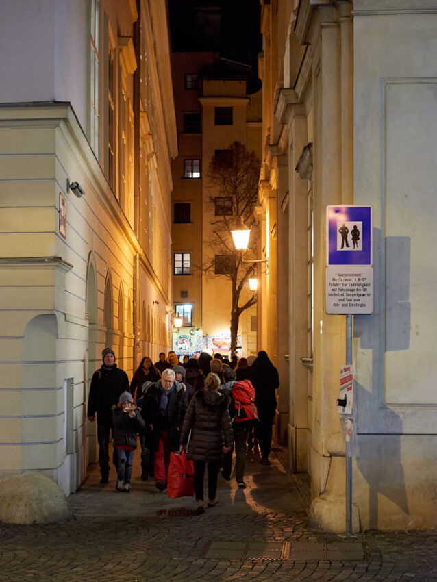 Eine schmale Gasse mit vielen Fußgängern