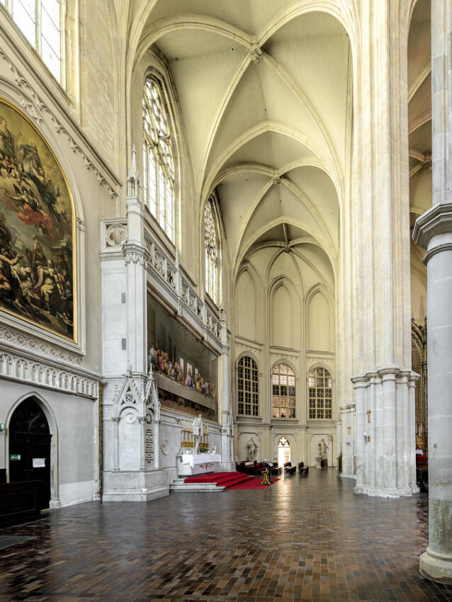 Ein Blick durch das Seitenschiff zur Antonius-Kapelle