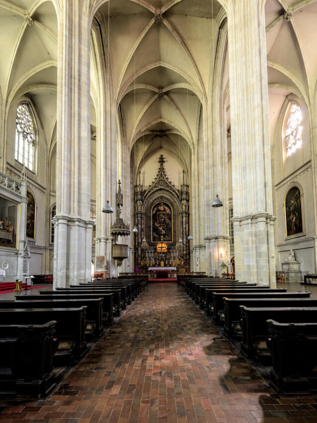 Ein Blick durch das Hauptschiff der Kirche zum Hauptaltar