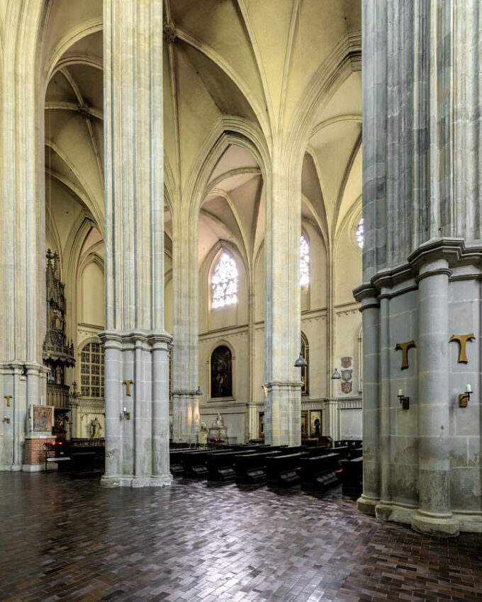 Hohe geformte Säulen tragen das Kirchengewölbe.