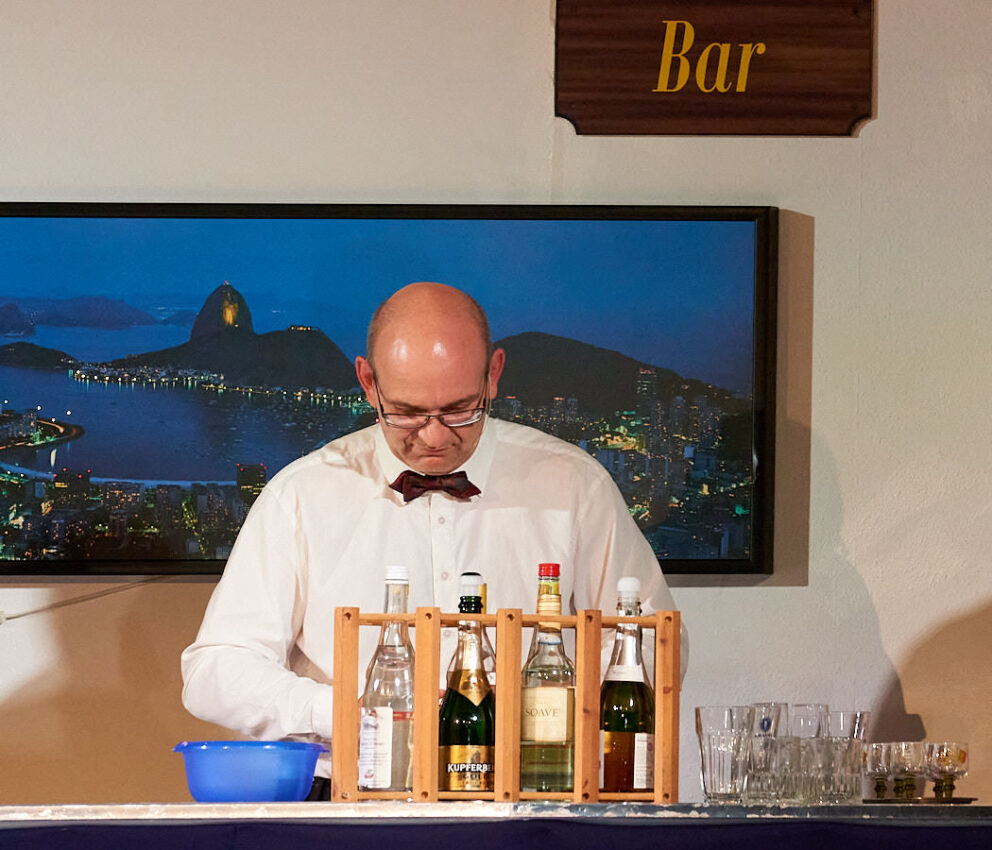 Eine Bar, dahinter ein Mann