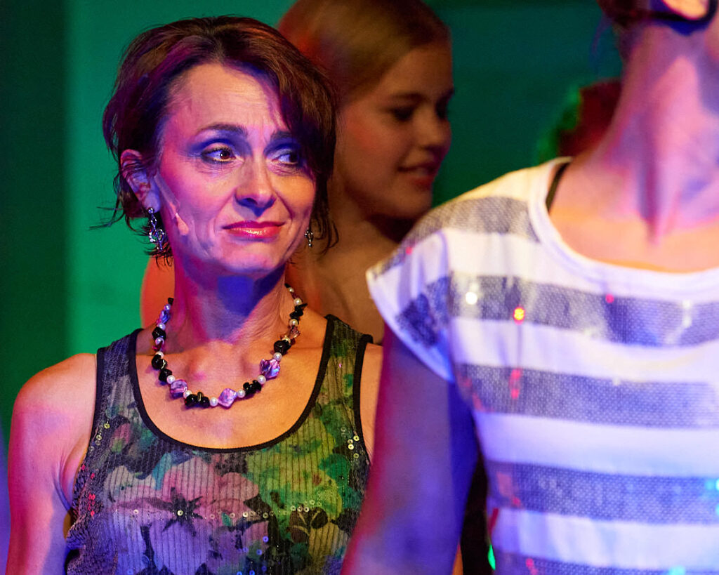 Eine Frau blickt nach links.