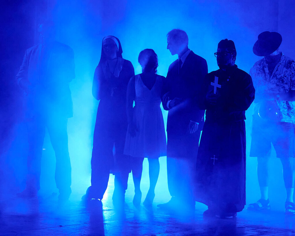 Mehrere Personen im blauen Nebel