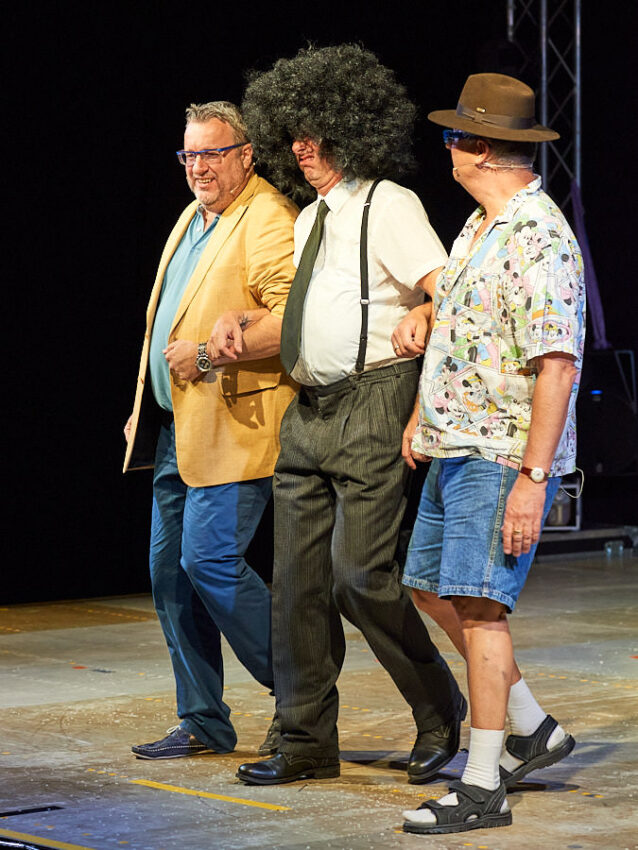 Drei Schauspieler beim Schlussapplaus