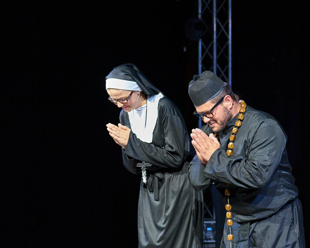 Eine Nonne und ein Priester beim Schlussvorhang