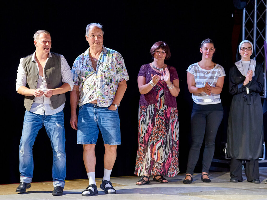 Fünf Schauspieler bei der Verabschiedung