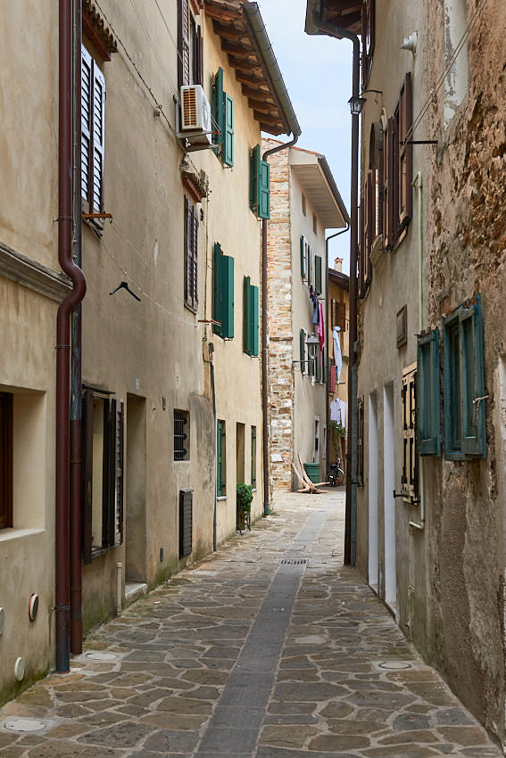 Enge Gassen in der Altstadt von Grado