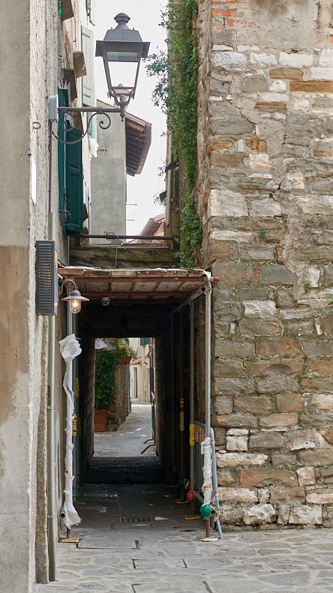 Enge Gassen in der Altstadt von Grado