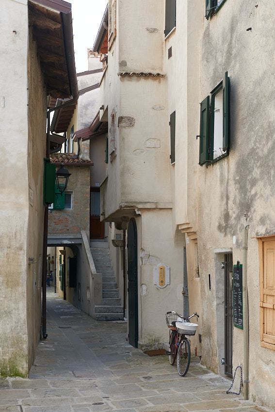 Enge Gassen in der Altstadt von Grado