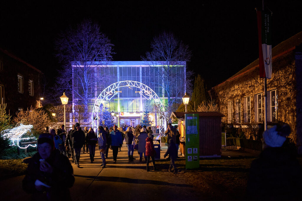 Die Ein- und Ausgänge zum Weihnachtsmarkt Hirschstetten sind blau beleuchtet.