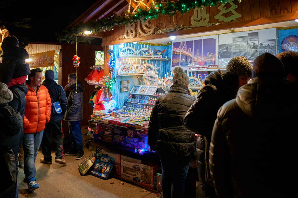 Ein Marktstand mit Weihnachtsschmuck