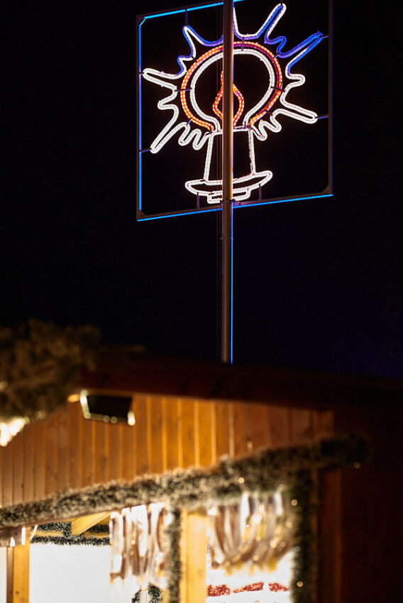 Leuchtreklame mit Kerze