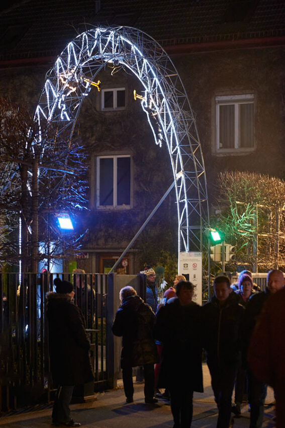 Beleuchteter Ein- bzw. Ausgang aus dem Gelände