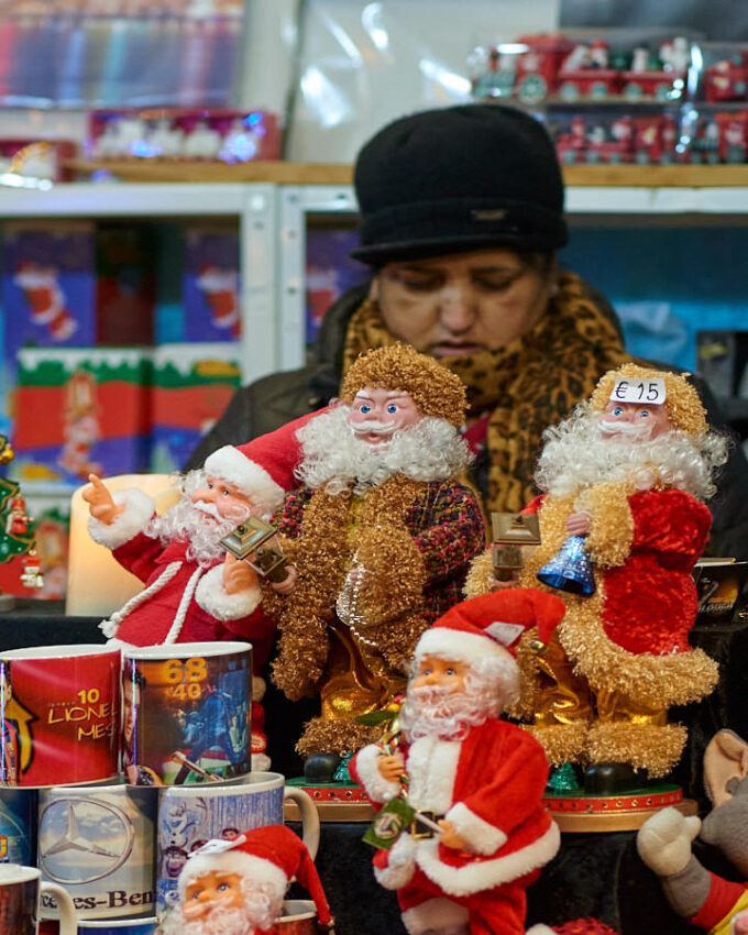 Eine Frau in einem Marktstand