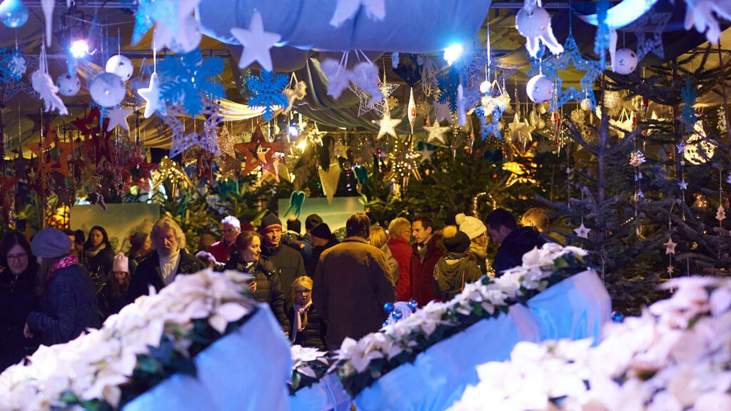 Eine Halle voll mit Weihnachtsdekoration