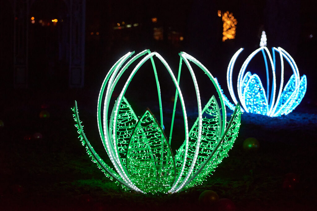Lichtinstallation in Blumenform
