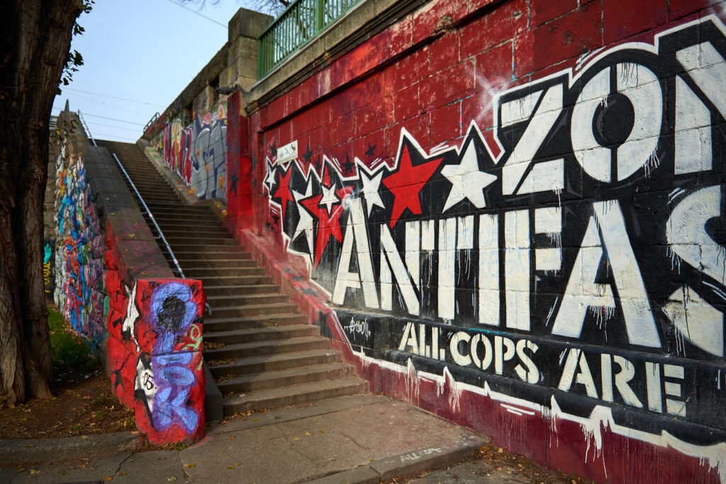 Dunkle Graffiti an einem Abgang zum Donaukanal