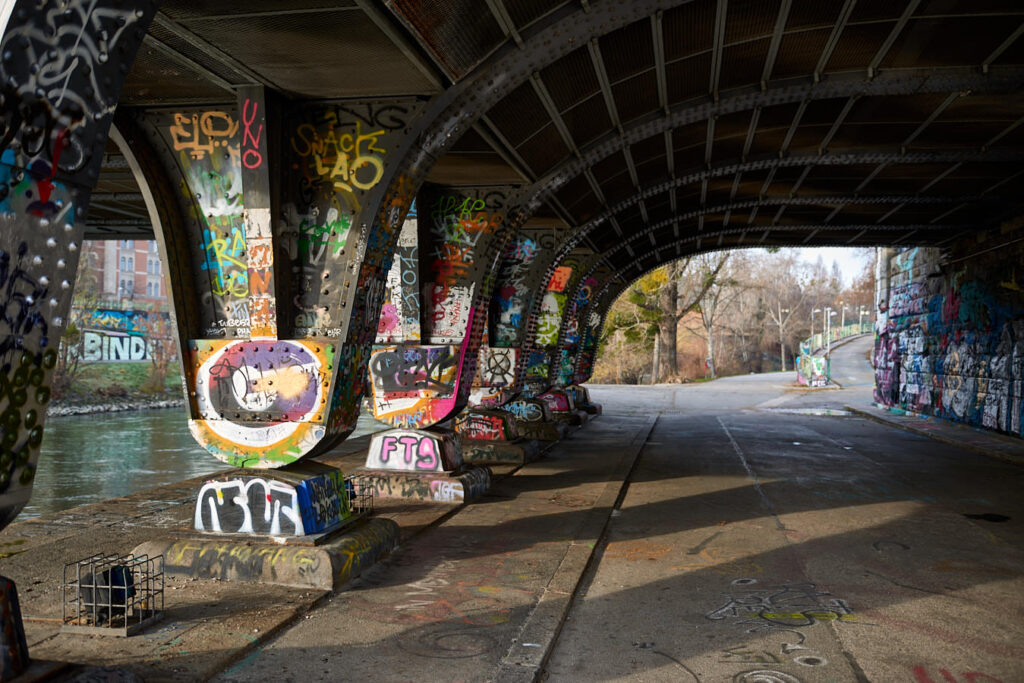 Ein mit Graffiti verziertes Brückentragwerk