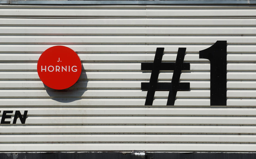 Eine längsstrukturierte Wand mit "#1" darauf