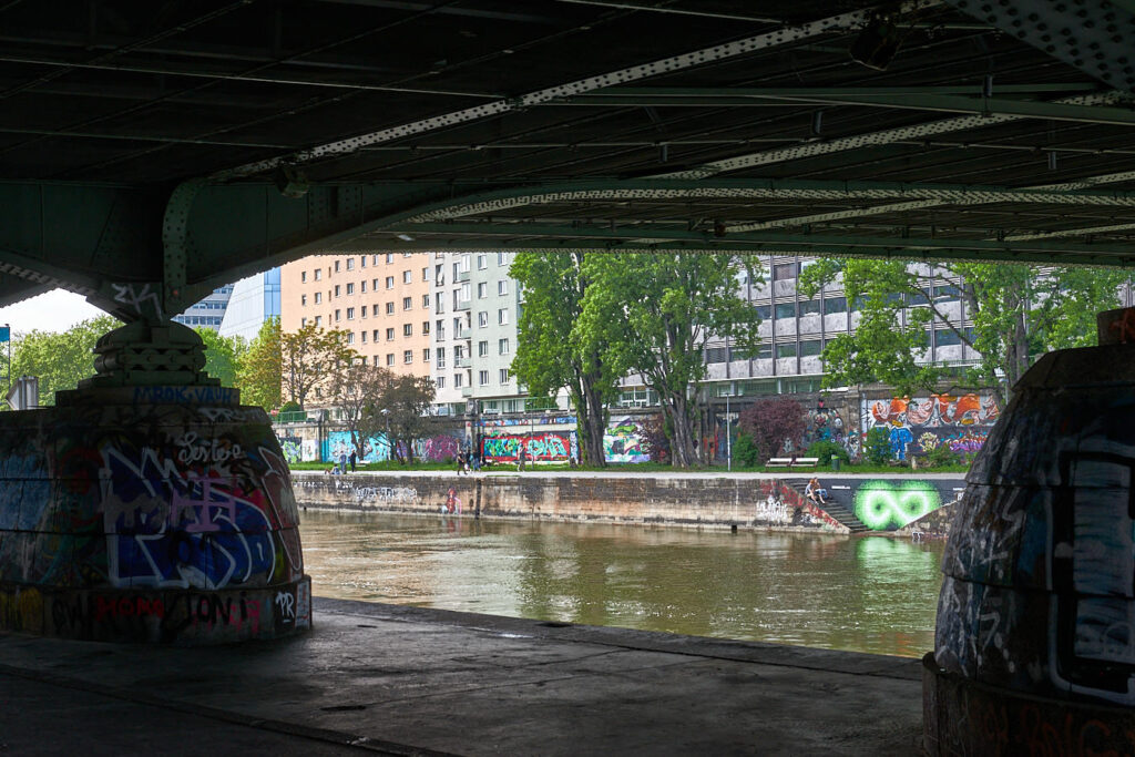 Durchblick unter einer Brücke auf die andere Seite des Donaukanals