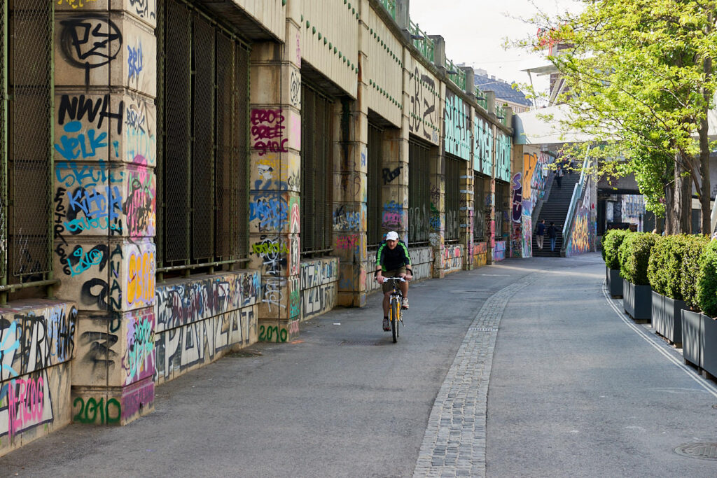 Ein Radfahrer, der sich entlang der U-Bahntrasse bewegt