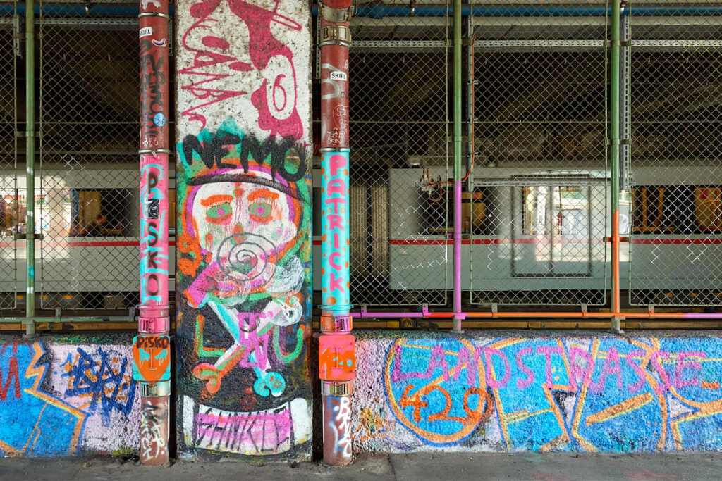 Eine U-Bahntrasse voll mit Graffiti
