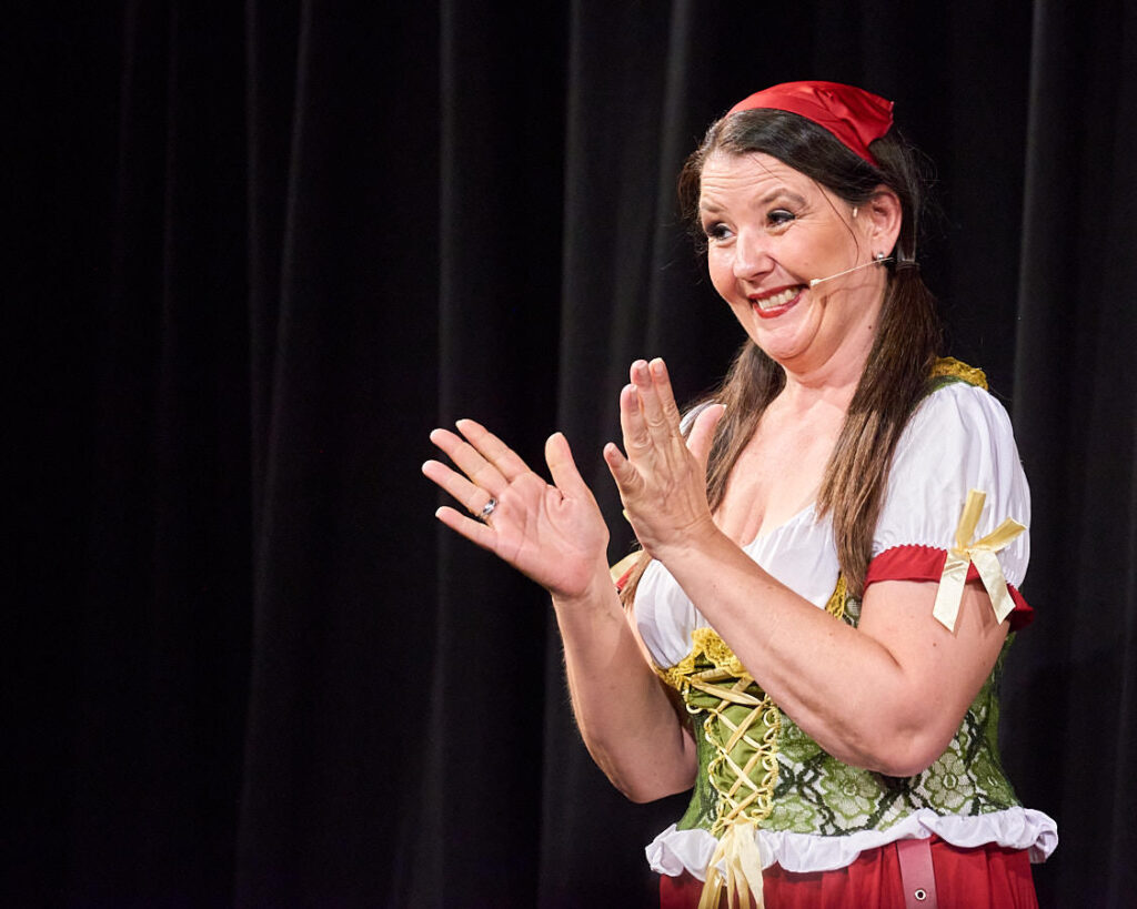 Eine Schauspielerin klatscht in die Hände.