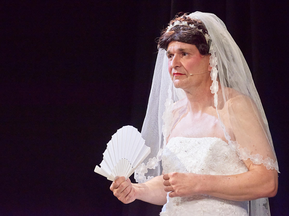 Sissy: Ein Schauspieler als Braut verkleidet