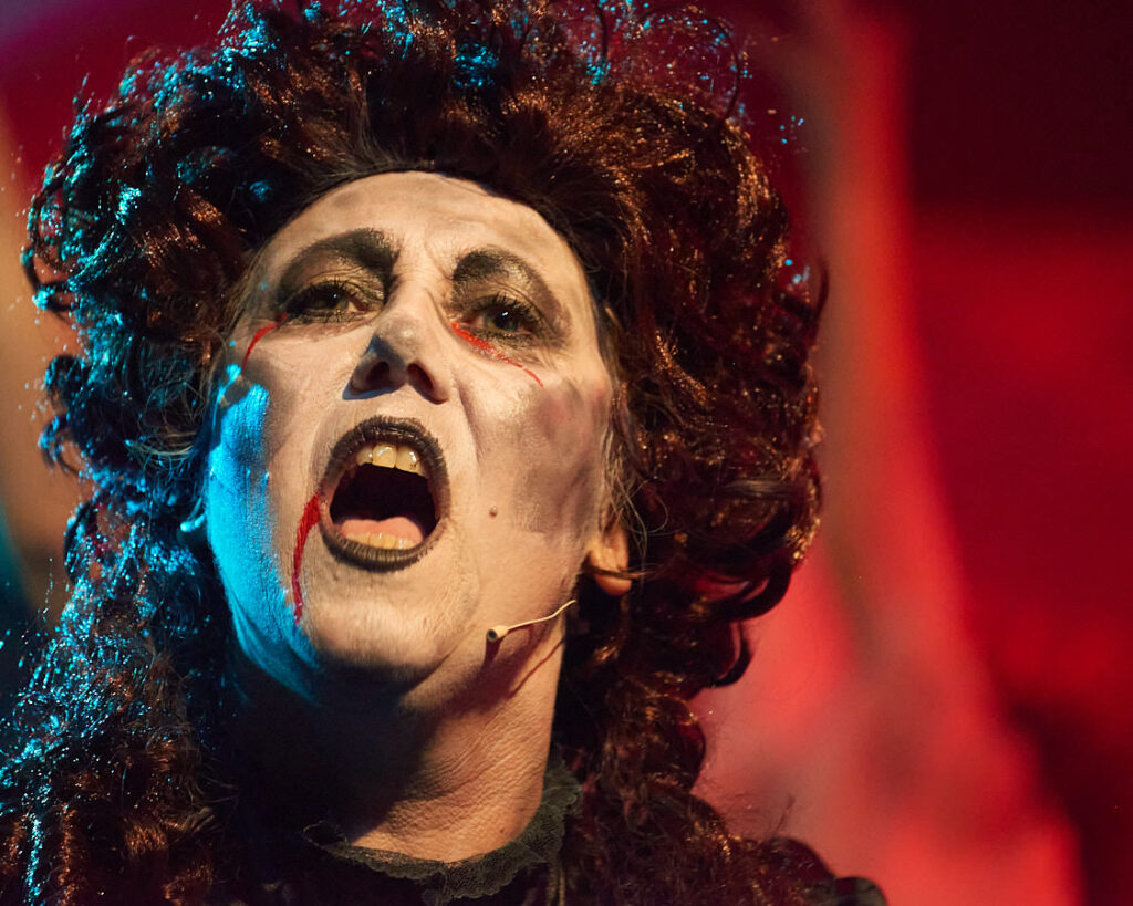 Eine Schauspielerin in dramatischer Pose