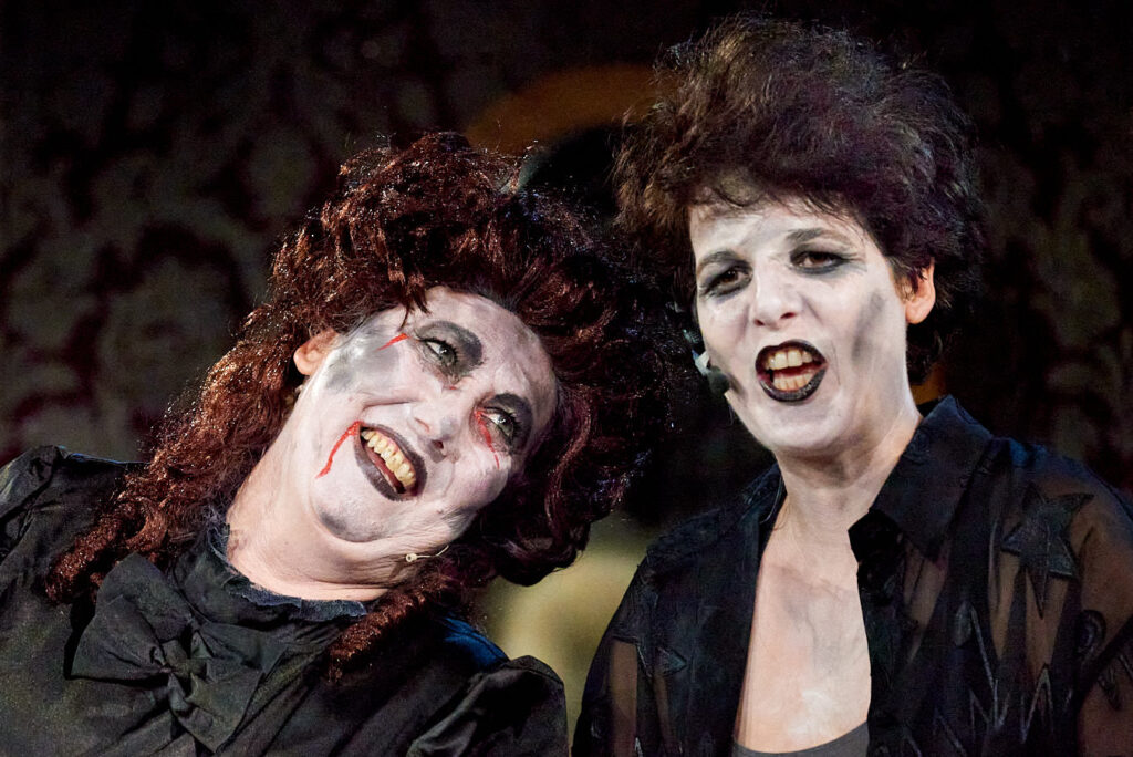 Zwei Frauen, als Vampire verkleidet