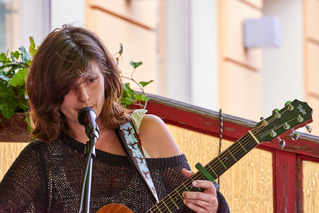 Sonja eröffnet das kleine Konzert.