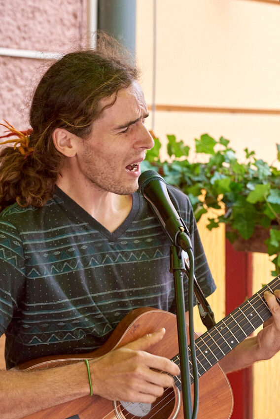 Ein Mann singt voller Inbrunst in ein Mikrofon.