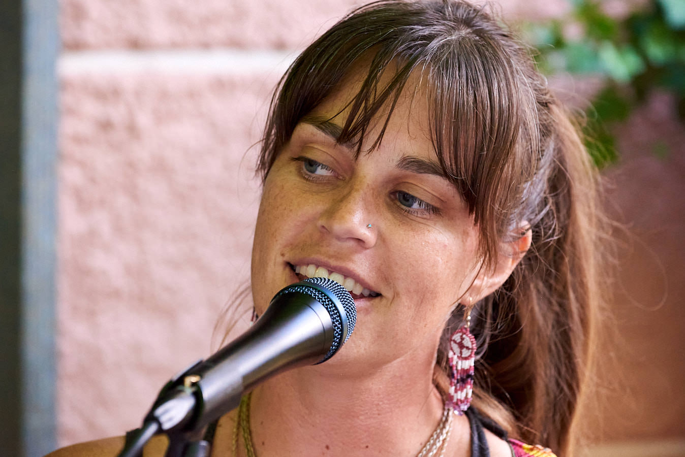 Eine Frau singt in ein Mikrofon.