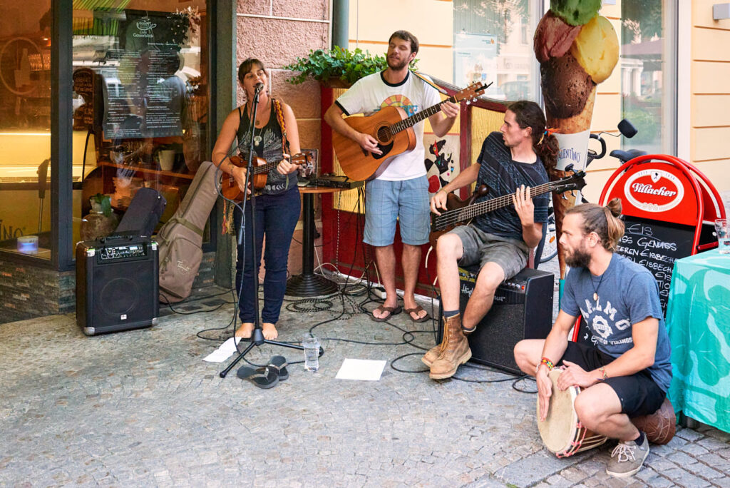 Eine Gruppe Musiker mit Gitarren und Trommel