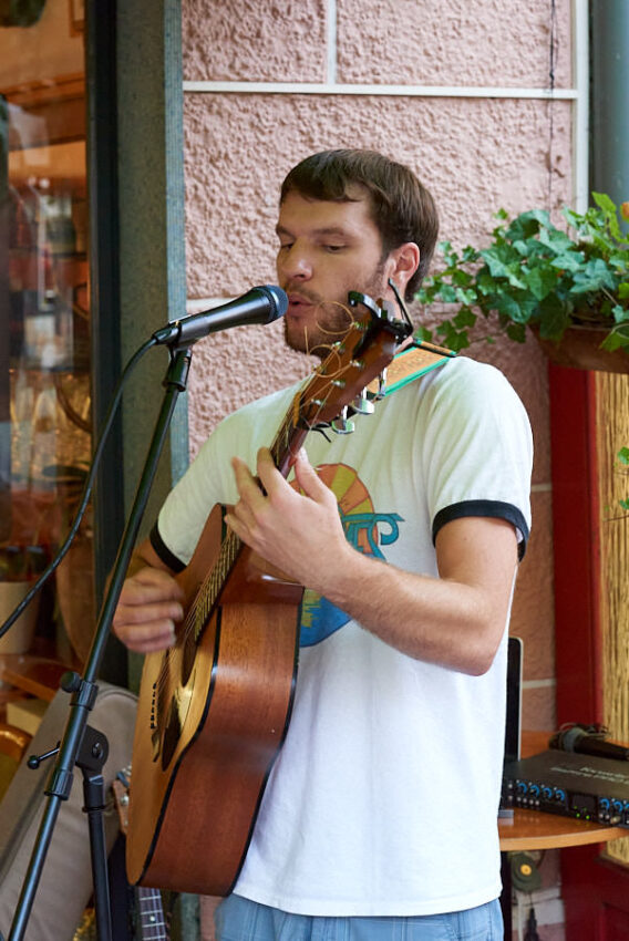 Ein Musiker mit Gitarre und Mikrofon