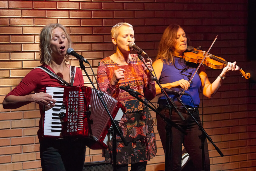 Eine Gruppe von Frauen, die Musik auf einer Bühne spielen