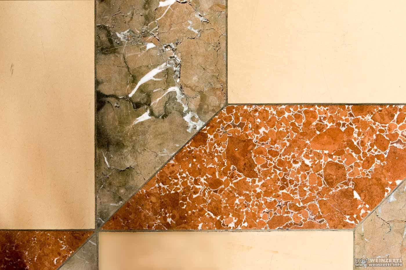 Der "Marmorboden" ist aus bemaltem Holz