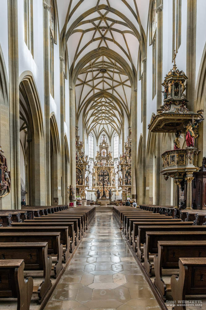 Imposantes Hauptschiff der ZUlrichskirche mit Altar