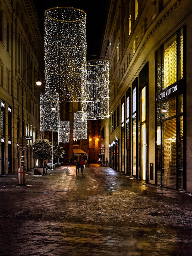 Eine Geschäftsgasse bei Nacht