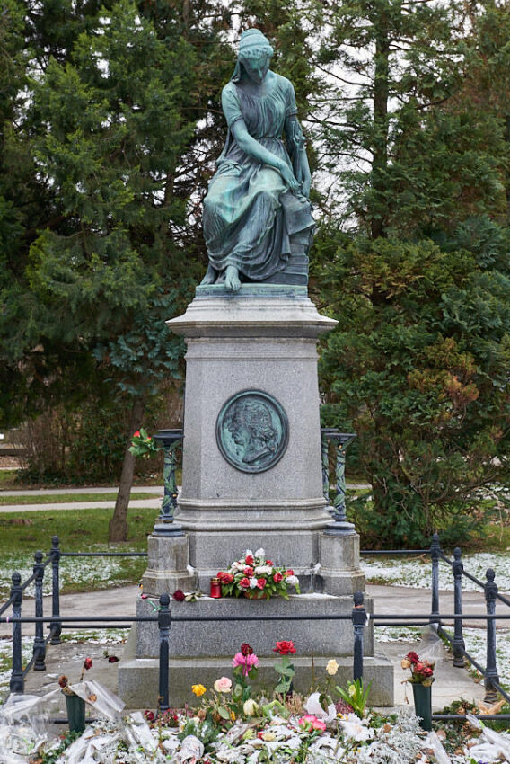Ein Grabstein mit verwitterter weiblicher Figur