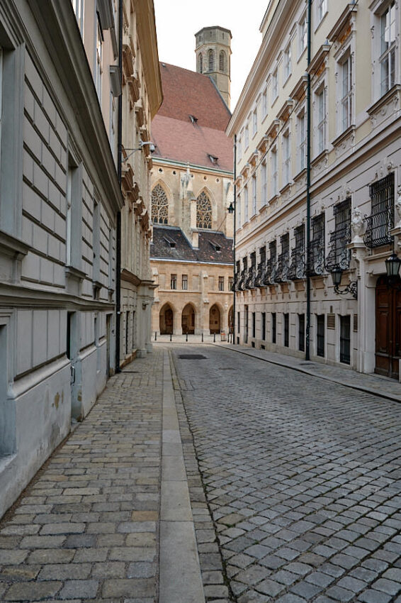 Ein Blick von der Burggartenseite durch die Metastasiogasse auf die Minoritenkirche