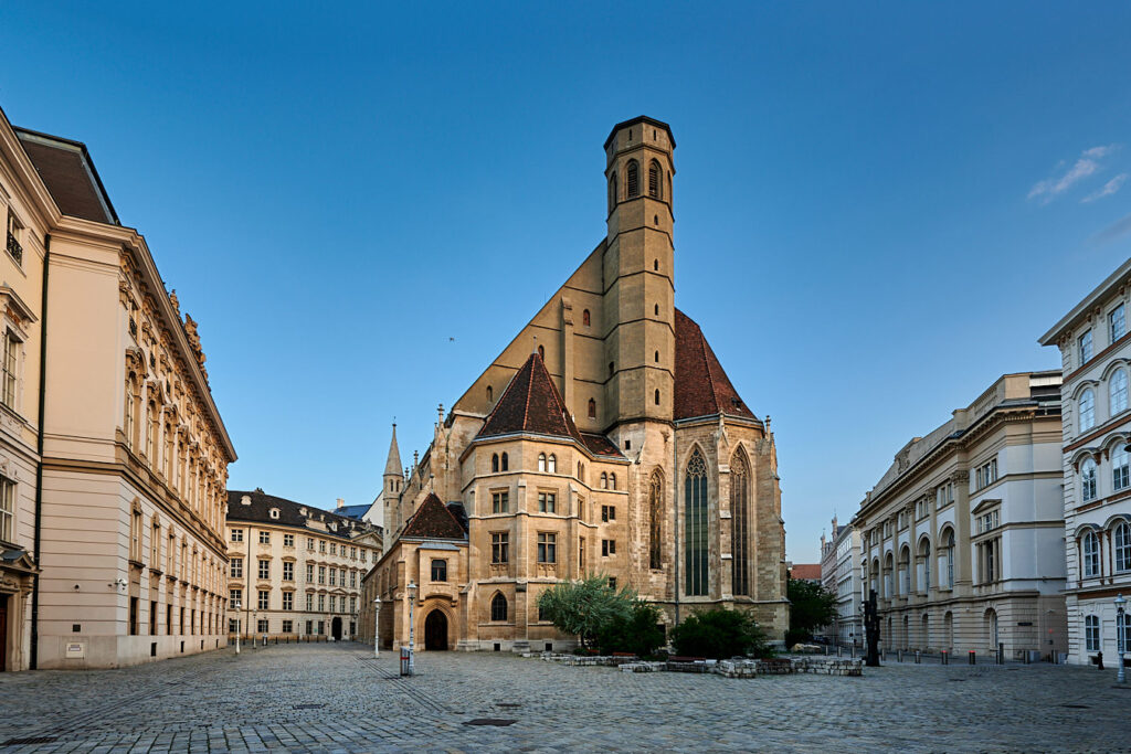 Der Kirchturm und die vielen Anbauten der Minoritenkirche