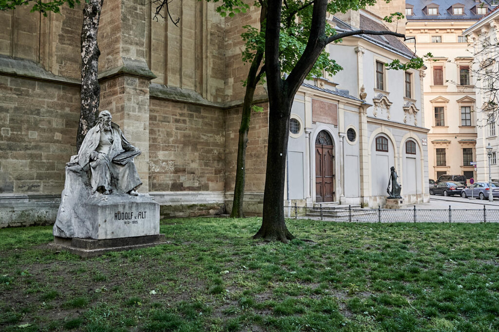 Das Denkmal des Rudolf von Alt an der Kirchenseite