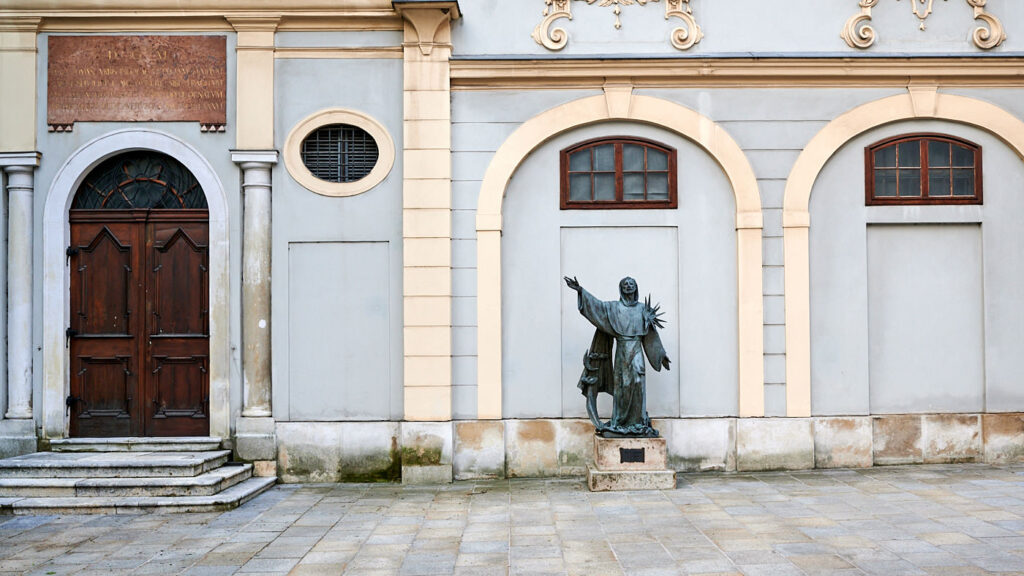 Der Seiteneingang neben dem Denkmal