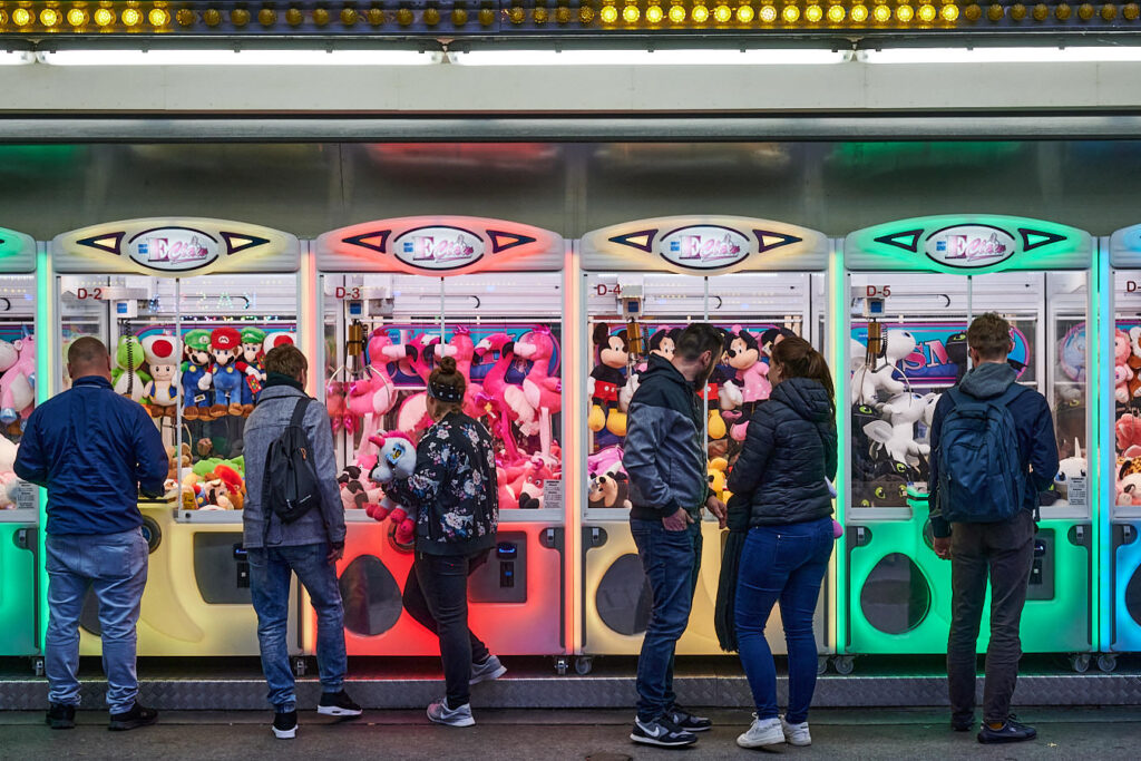 Spielautomaten mit Menschen davor