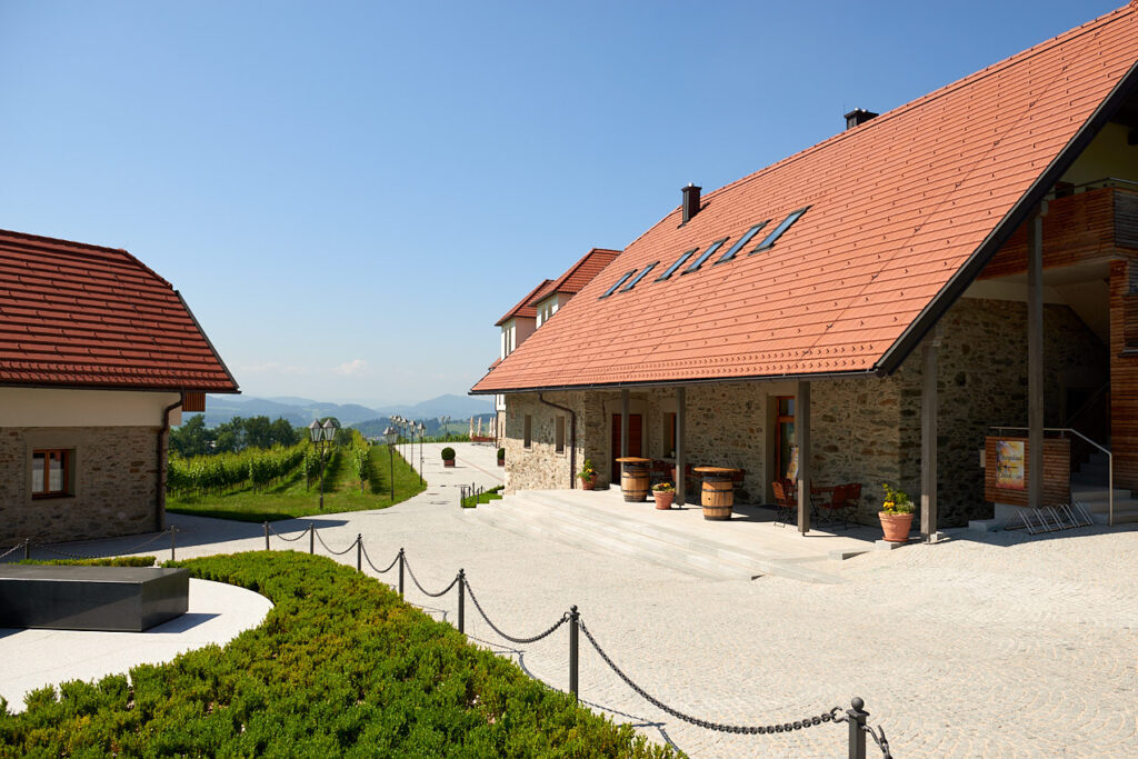Das Weingut ist gut ausgebaut und dominiert den Bereich unterhalb der Burg.