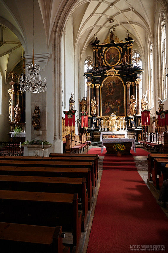 Kirche in Weißenkirchen, der Altar.