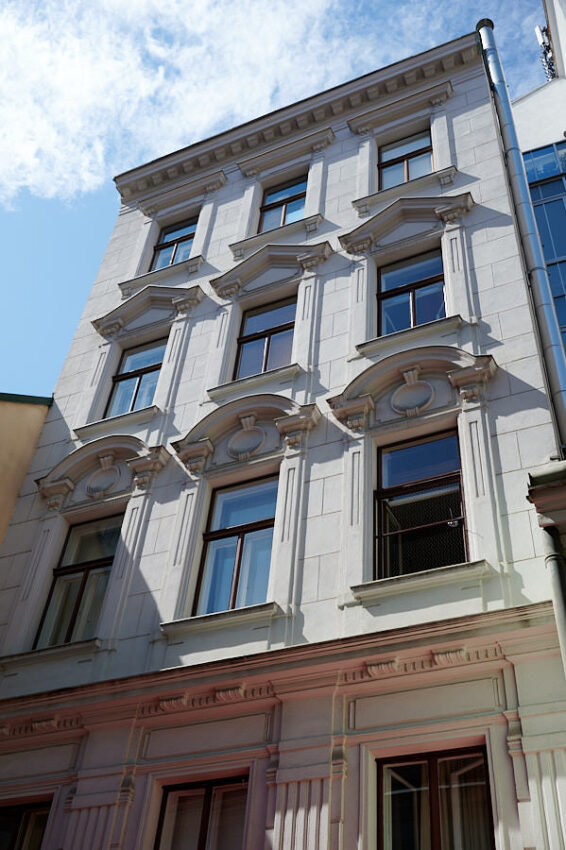 Ein schmales Biedermeierhaus